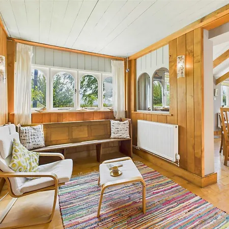 Host & - Lowmoor Semesterbostad